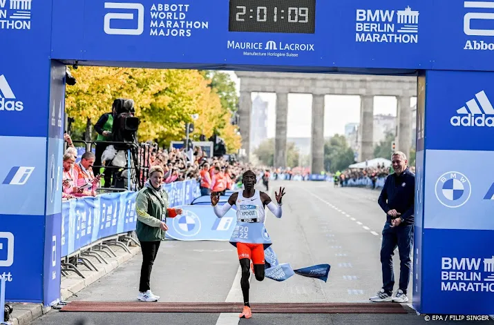 kipchoge loopt in berlijn opnieuw wereldrecord op marathon