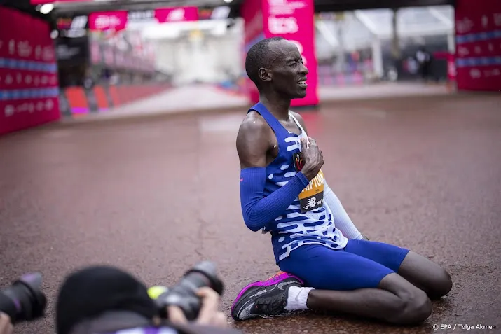 kiptum loopt in chicago wereldrecord op de marathon 2 00 35
