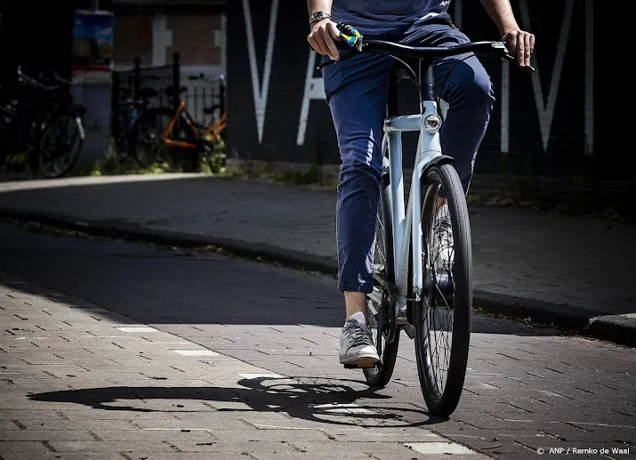 klanten staan voor dichte deur bij winkel vanmoof