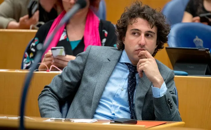 klaver rutte moet afstand nemen van blok
