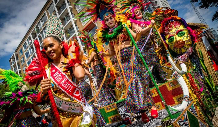 kleurrijke parade krijgt veel bekijks