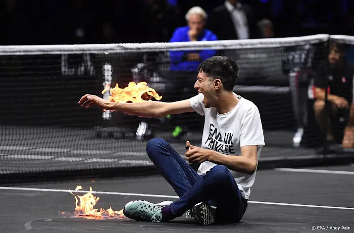 klimaatactivist steekt zichzelf op de baan in brand bij laver cup