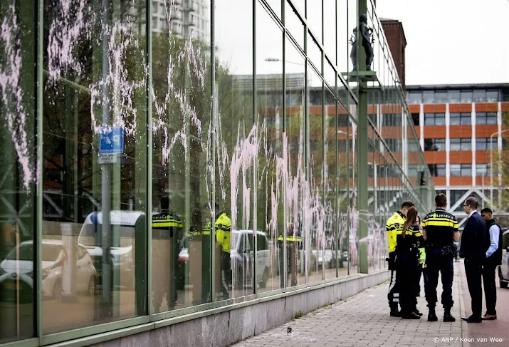 klimaatactivisten bekladden ministerie met verf 2 aanhoudingen