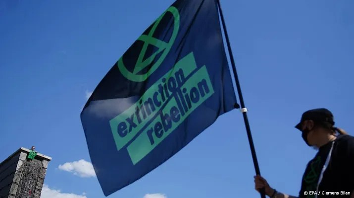 klimaatactivisten betogen tegen bouwplannen in amsterdamse polder