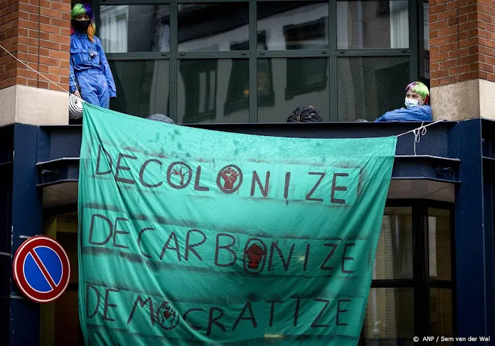 klimaatactivisten bezetten gebouw universiteit van amsterdam