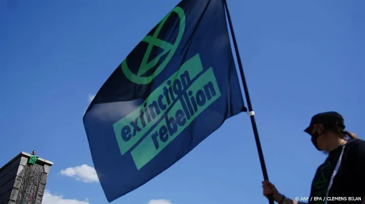 klimaatactivisten blokkeren weg bij provinciehuis in haarlem