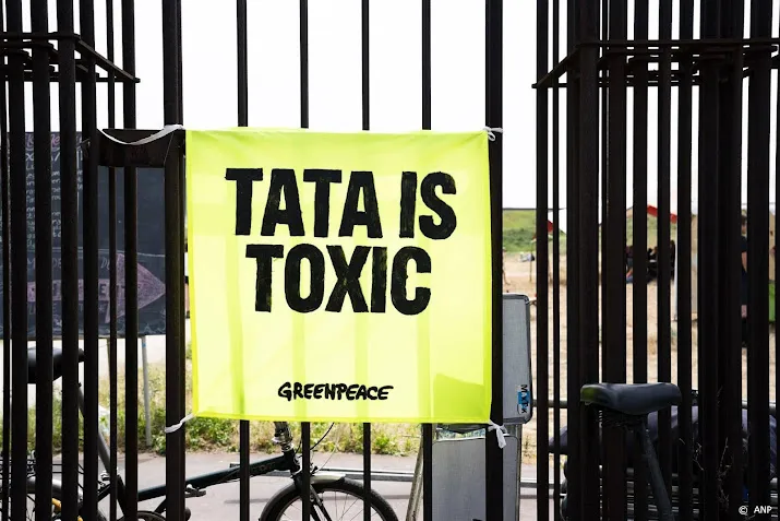klimaatactivisten breken door hekken bij tata steel