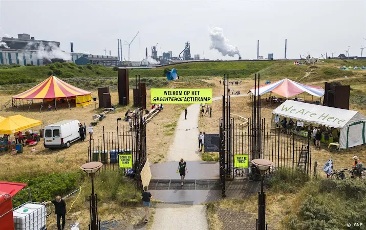 klimaatactivisten en politie bij tata steel in velsen