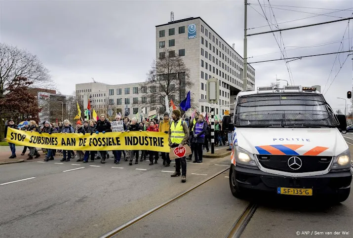 klimaatactivisten tegengehouden bij haagse prinses beatrixlaan