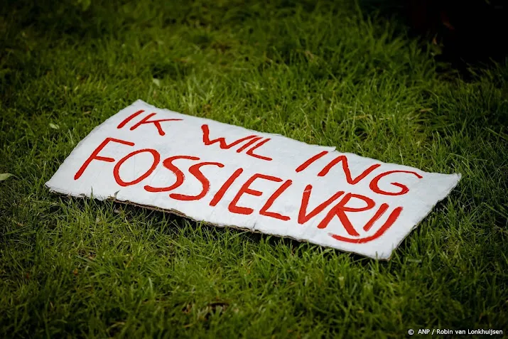klimaatactivisten trappen zomer vol protesten bij ing af