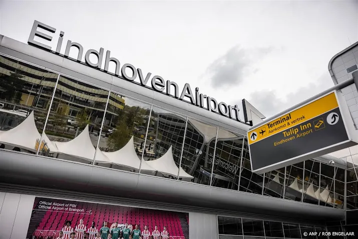 klimaatactivisten verwijderd uit vertrekhal eindhoven airport