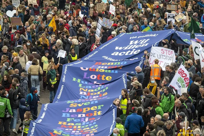 klimaatbetogers verzamelen zich op de dam