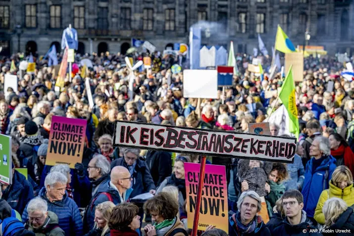 klimaatdemonstranten beginnen aan mars door amsterdam