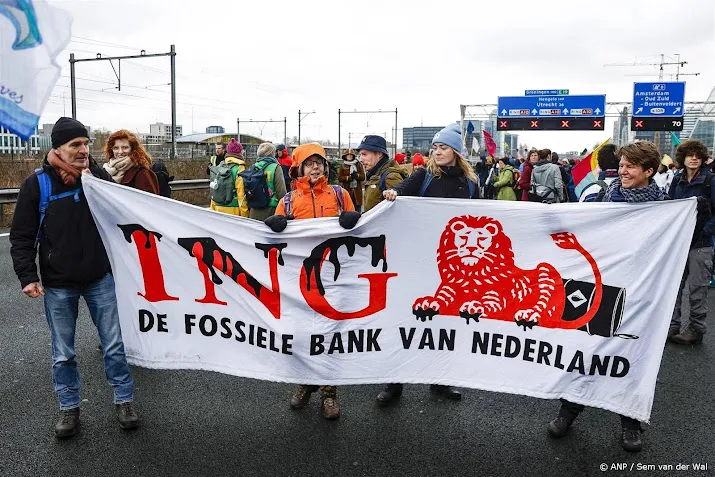 klimaatprotest in aanloop naar aandeelhoudersvergadering ing