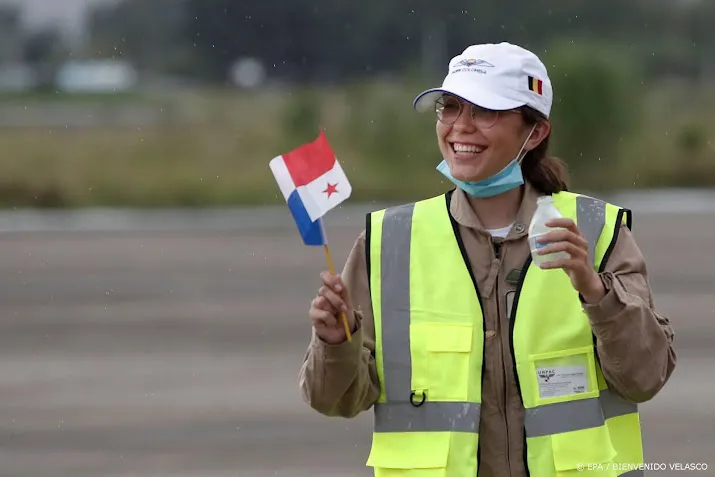 klm piloot helpt vlaams britse tiener die rond de wereld vliegt