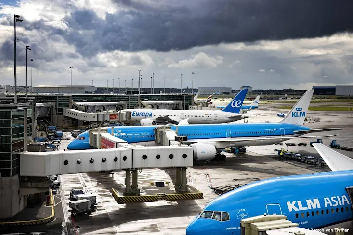 klm raadt reizigers af maandag met de auto naar schiphol te komen