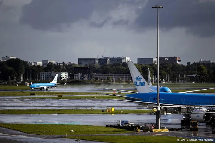 klm schrapt vanwege drukte schiphol maandag 42 vluchten