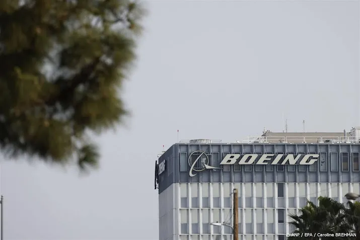 klokkenluider zegt dat boeing 400 defecte onderdelen kwijtraakte
