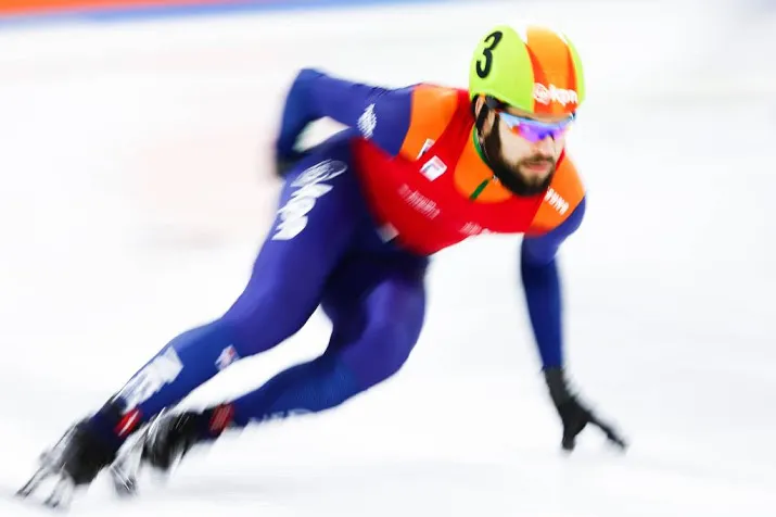 knegt overtuigend naar zege op 1500 meter