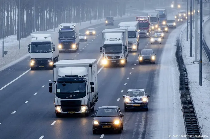 knmi dinsdagochtend kan glad zijn door bevriezen nat wegdek