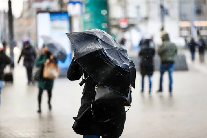 knmi storm in westen over hoogtepunt heen