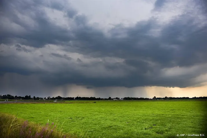 knmi vrijdag en zaterdag in heel nederland kans op onweersbuien