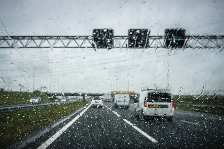 knmi waarschuwt voor gladheid en windstoten
