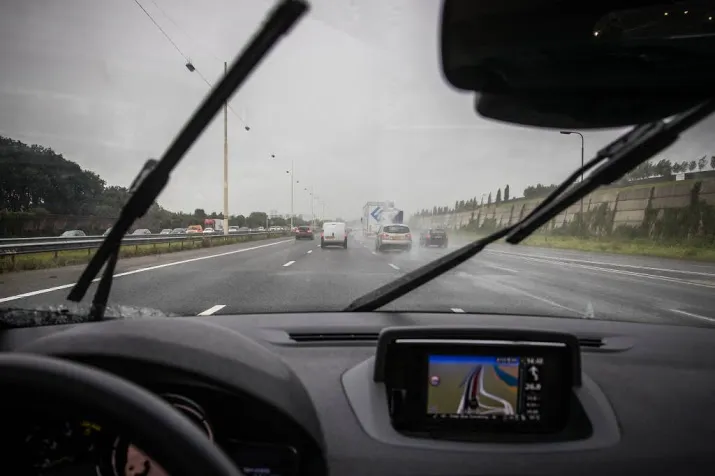 knmi waarschuwt voor onstuimige ochtend