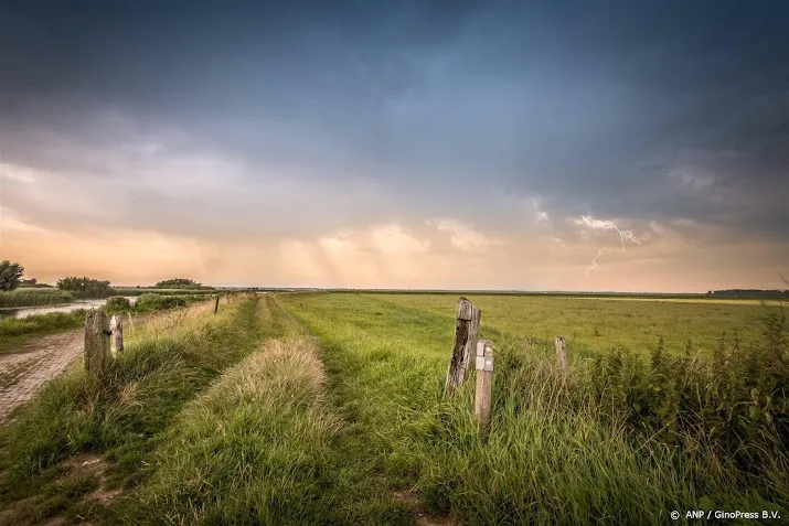 knmi waarschuwt voor onweersbuien in groot deel van het land