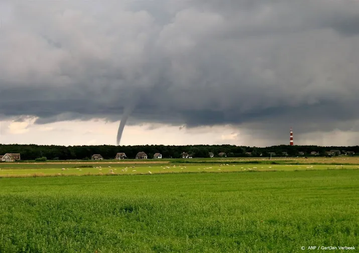 knmi waarschuwt voor waterhozen op waddeneilanden