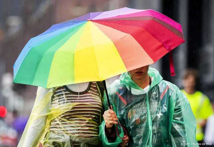 knmi waarschuwt voor zware regenbuien in het zuidoosten