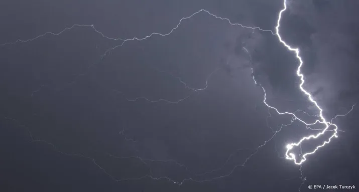 knmi zeldzaam onweer vlakbij noordpool