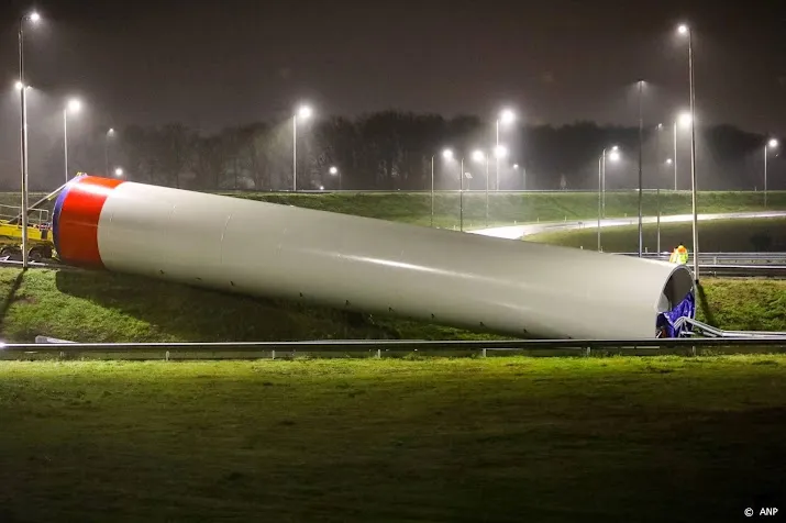 knooppunt bij apeldoorn weer vrij na ongeval met deel windmolen
