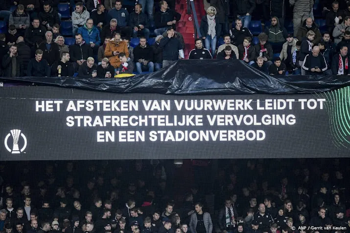 knvb legde vorig seizoen twee keer zoveel stadionverboden op