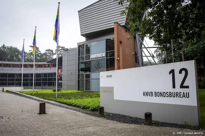 knvb wil bij honderden voetbalclubs laadpalen met reclameschermen