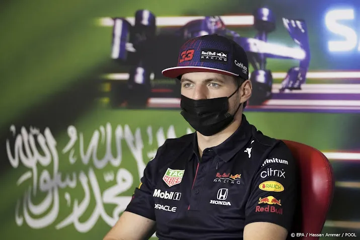 koele verstappen denkt niet aan mogelijke crash met hamilton