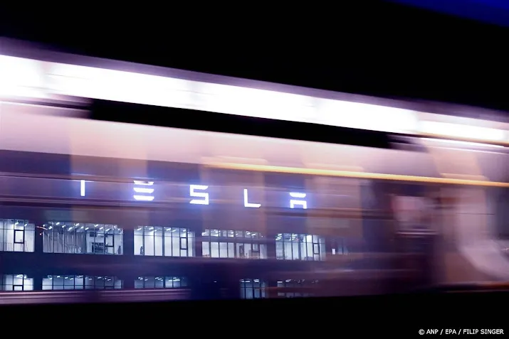 koers tesla verder omlaag terwijl details reorganisatie vrijkomen