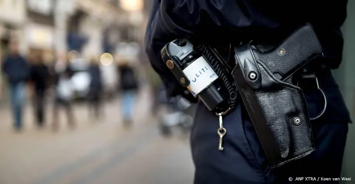 kogel raakt agent in zijn been bij arrestatie in rotterdam
