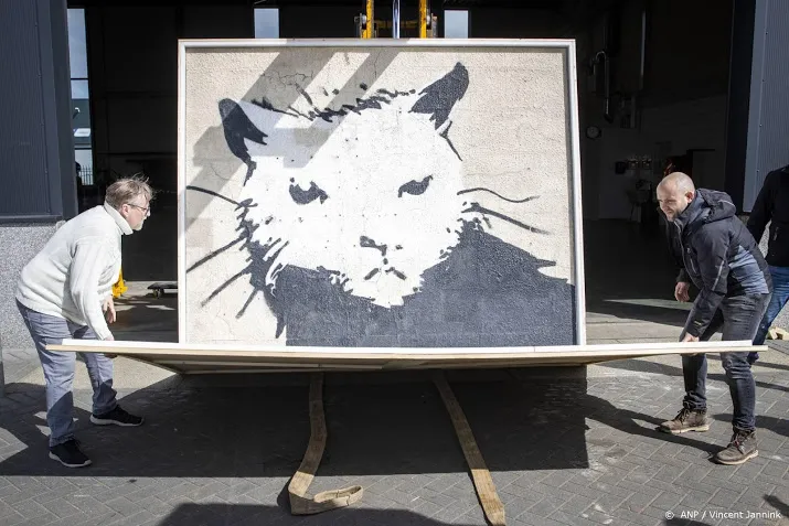 kolossale muurschildering van banksy naar staphorst gebracht