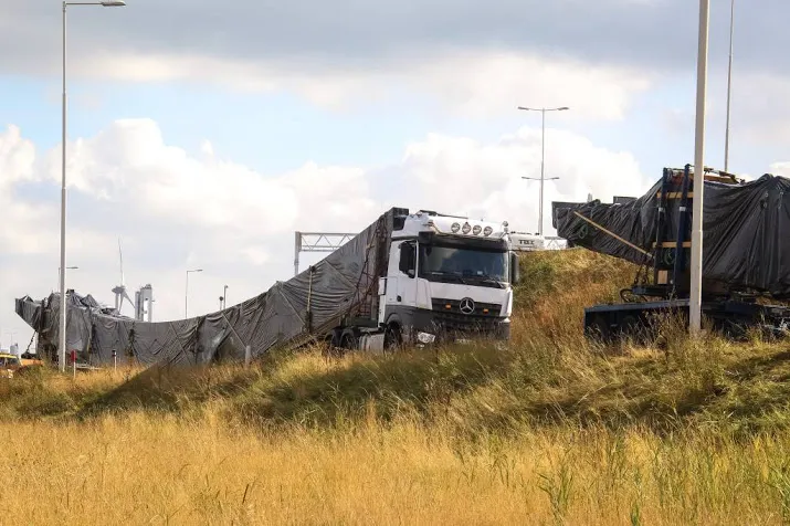 kolossale trucks via noodweg weer op pad
