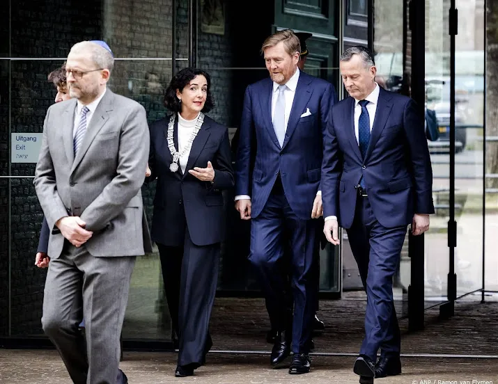 koning aangekomen in amsterdam voor opening holocaustmuseum