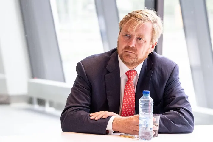 koning bekijkt vernielingen van relschoppers in den bosch