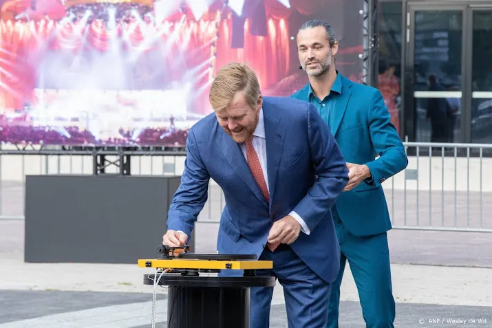 koning bezoekt jubilerend ahoy en onthult kunstwerk