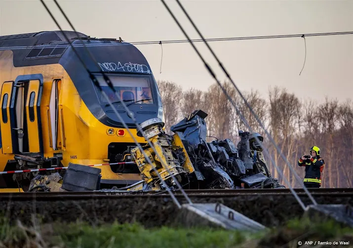 koning bezoekt plek van treinongeluk in voorschoten
