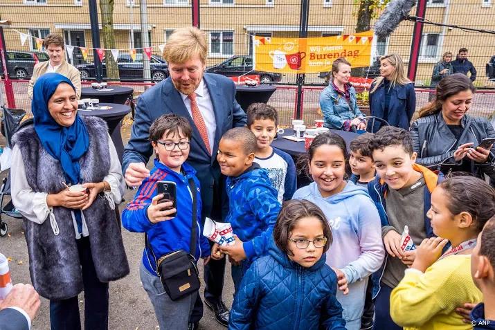 koning bezoekt utrechtse wijk op burendag