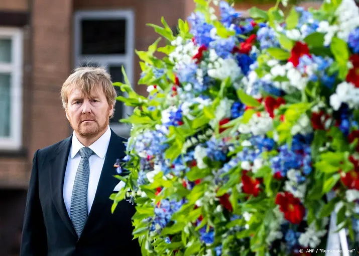 koning bij nationale herdenking bij indisch monument