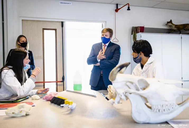 koning brengt fysiek bezoek aan een lyceum in den haag