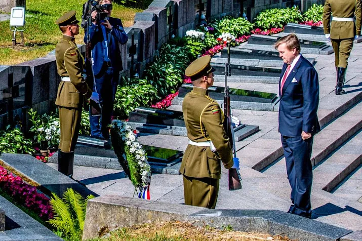 koning eert litouwse onafhankelijkheidsstrijd