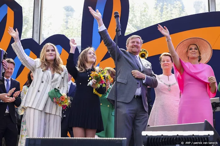 koning en familie vieren koningsdag in rotterdam