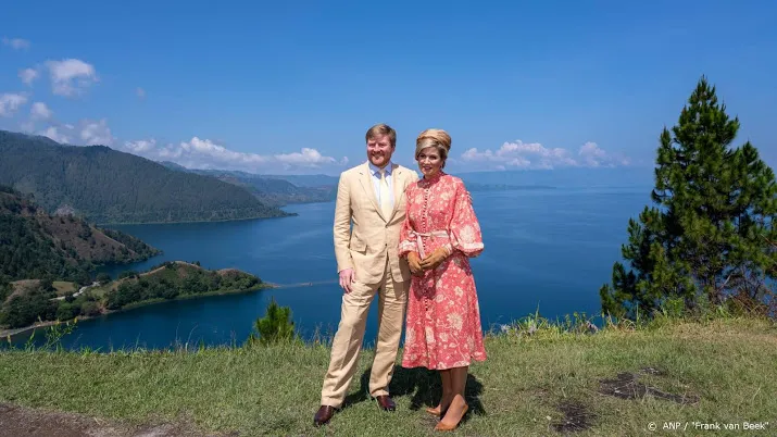 koning en koningin bedanken artsen en verplegers